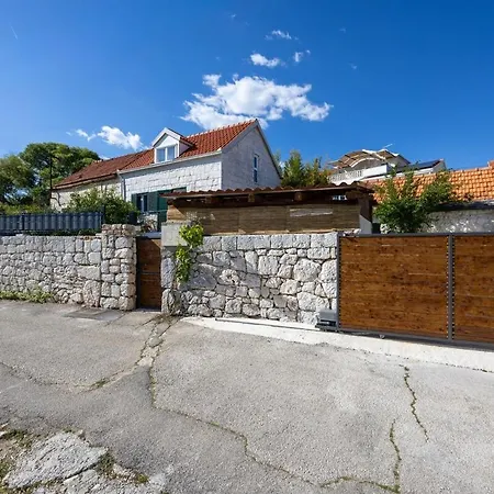 Colini Dvori Holiday home Gustirna